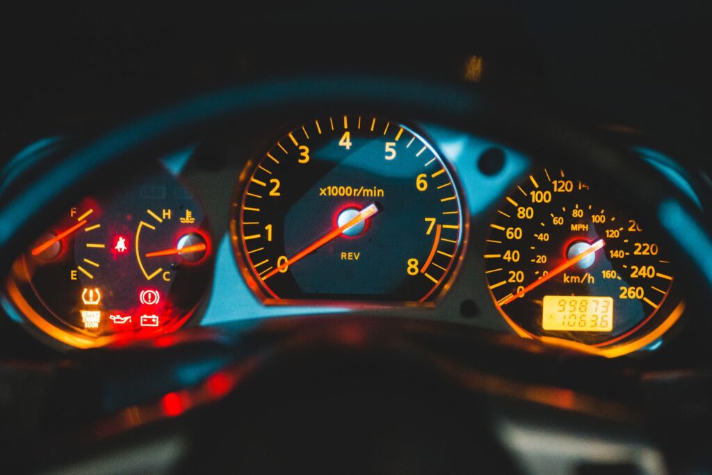 Voyants allumés sur un tableau de bord de voiture
