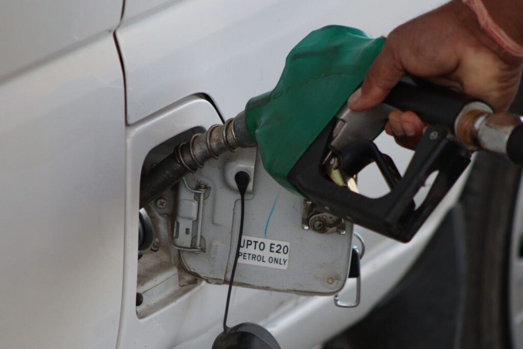 Plein de carburant à la pompe dans une station-service